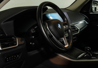 Подержанный автомобиль BMW X5 2019 года (11 фото)
