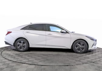 Подержанный автомобиль Hyundai Elantra Sedan 2021 года (4 фото)