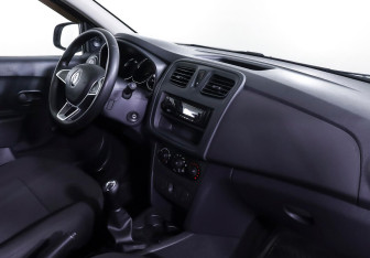 Подержанный автомобиль Renault Logan Sedan 2018 года (8 фото)