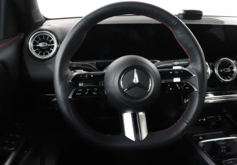 Подержанный автомобиль Mercedes-Benz GLB 2024 года (18 фото)