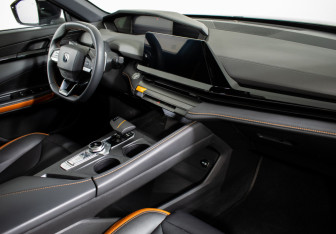 Подержанный автомобиль Changan UNI-V 2023 года (12 фото)