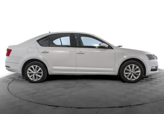 Подержанный автомобиль Skoda Octavia Liftback 2019 года (4 фото)
