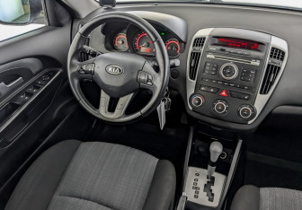 Подержанный автомобиль Kia Ceed Hatchback 2010 года (28 фото)