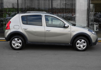 Подержанный автомобиль Renault Sandero 2013 года (3 фото)