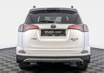 Подержанный автомобиль Toyota RAV4 2018 года (6 фото)