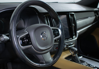 Подержанный автомобиль Volvo V90 Cross Country 2017 года (13 фото)