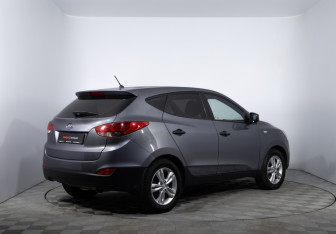 Подержанный автомобиль Hyundai ix35 2011 года (5 фото)