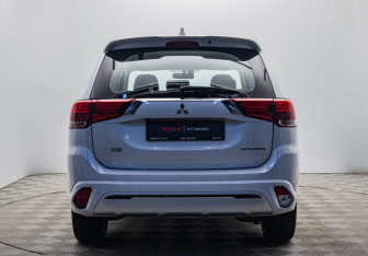 Подержанный автомобиль Mitsubishi Outlander 2022 года (4 фото)
