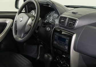 Подержанный автомобиль Nissan Terrano 2014 года (9 фото)