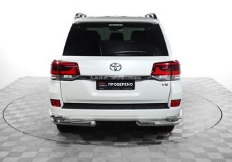 Подержанный автомобиль Toyota Land Cruiser Suv 2015 года (6 фото)