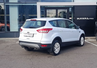 Подержанный автомобиль Ford Kuga 2015 года (5 фото)