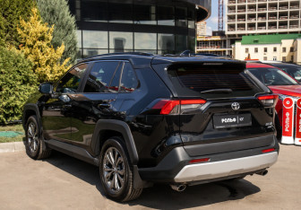 Подержанный автомобиль Toyota RAV4 2025 года (5 фото)