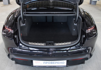 Подержанный автомобиль Porsche Taycan 2021 года (10 фото)