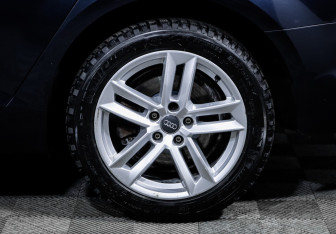 Подержанный автомобиль Audi A4 Sedan 2017 года (15 фото)