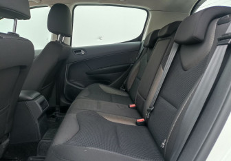 Подержанный автомобиль Peugeot 308 Hatchback 2012 года (11 фото)