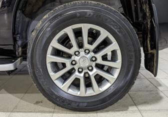 Подержанный автомобиль Toyota Land Cruiser Prado 2019 года (12 фото)