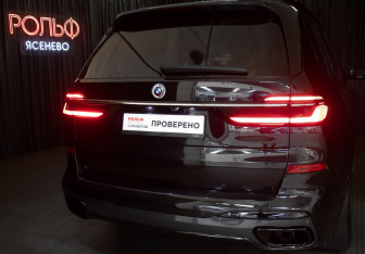 Подержанный автомобиль BMW X7 2023 года (31 фото)