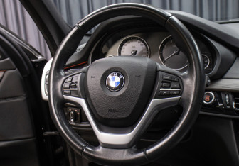 Подержанный автомобиль BMW X5 2016 года (17 фото)