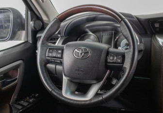Подержанный автомобиль Toyota Fortuner 2018 года (16 фото)