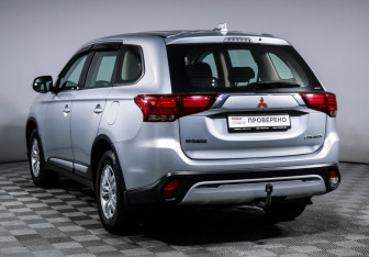 Подержанный автомобиль Mitsubishi Outlander 2019 года (7 фото)