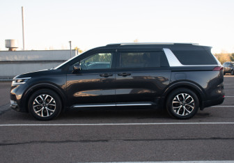 Подержанный автомобиль Kia Carnival 2021 года (8 фото)