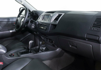 Подержанный автомобиль Toyota Hilux 2013 года (7 фото)