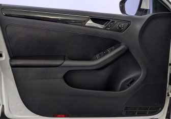 Подержанный автомобиль Volkswagen Jetta Sedan 2017 года (19 фото)