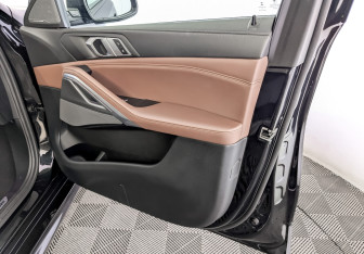 Подержанный автомобиль BMW X6 2021 года (26 фото)