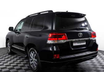 Подержанный автомобиль Toyota Land Cruiser Suv 2018 года (7 фото)