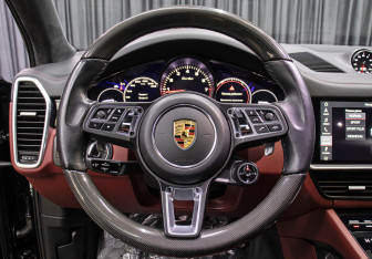 Подержанный автомобиль Porsche Cayenne 2018 года (17 фото)