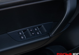 Подержанный автомобиль Volkswagen Touareg 2013 года (24 фото)