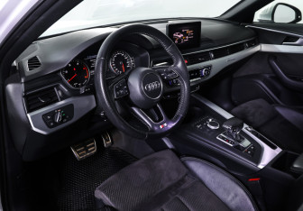 Подержанный автомобиль Audi A4 Sedan 2018 года (15 фото)