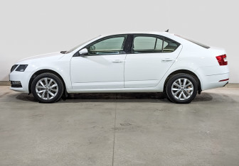 Подержанный автомобиль Skoda Octavia Liftback 2019 года (8 фото)
