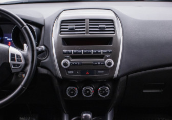 Подержанный автомобиль Mitsubishi ASX 2012 года (14 фото)