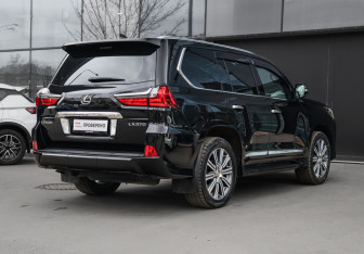 Подержанный автомобиль Lexus LX 2017 года (4 фото)