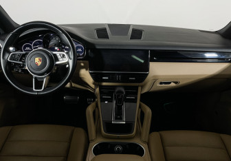 Подержанный автомобиль Porsche Cayenne 2019 года (12 фото)