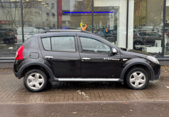 Подержанный автомобиль Renault Sandero 2013 года (4 фото)