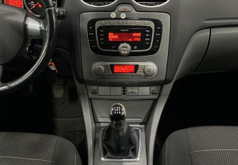 Подержанный автомобиль Ford Focus Wagon 2010 года (13 фото)