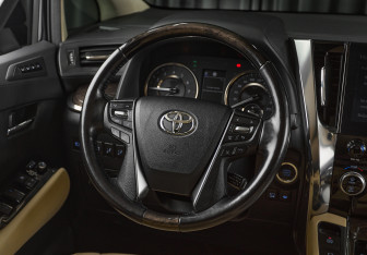 Подержанный автомобиль Toyota Alphard 2021 года (16 фото)