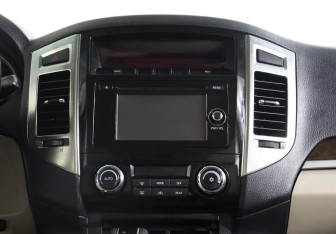 Подержанный автомобиль Mitsubishi Pajero 2017 года (12 фото)