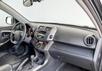 Подержанный автомобиль Toyota RAV4 2011 года (11 фото)
