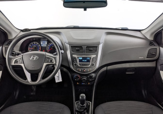 Подержанный автомобиль Hyundai Solaris Hatchback 2015 года (14 фото)