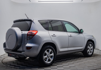 Подержанный автомобиль Toyota RAV4 2010 года (5 фото)