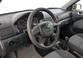 Подержанный автомобиль Skoda Octavia Liftback 2010 года (16 фото)