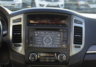 Подержанный автомобиль Mitsubishi Pajero 2014 года (15 фото)