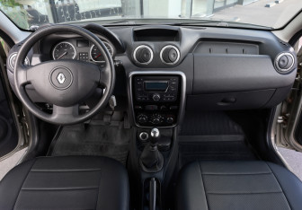 Подержанный автомобиль Renault Duster 2012 года (12 фото)