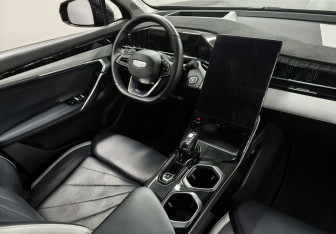 Подержанный автомобиль Geely Atlas 2024 года (10 фото)