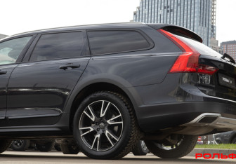 Подержанный автомобиль Volvo V90 Cross Country 2017 года (21 фото)