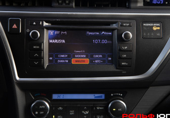 Подержанный автомобиль Toyota Auris Hatchback 2014 года (17 фото)