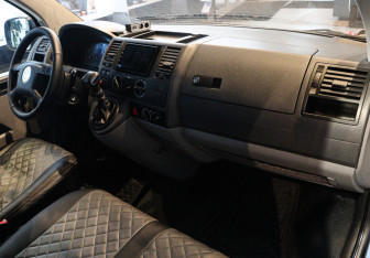 Подержанный автомобиль Volkswagen Transporter Van 2005 года (7 фото)